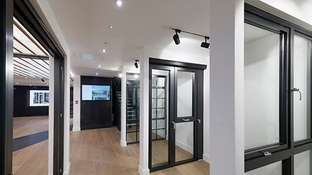 Алюминиевые входные двери со стеклом