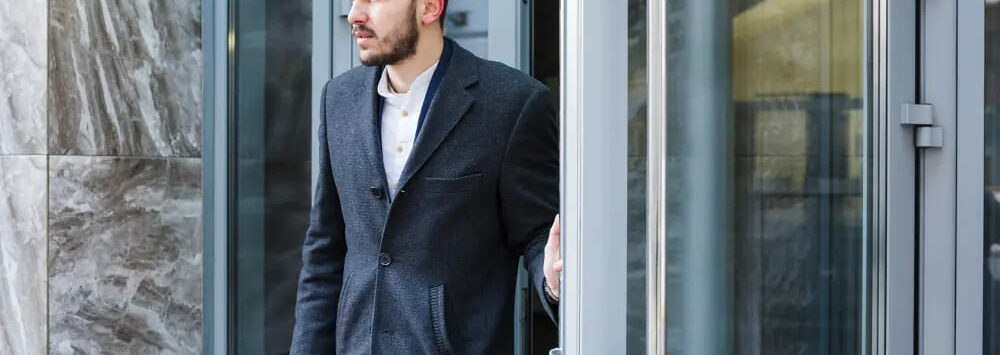 Алюминиевая дверь с остеклением