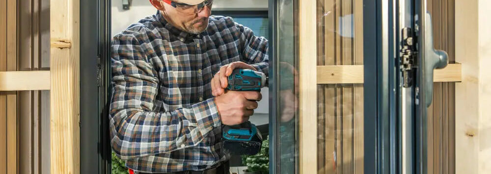 Установка и монтаж алюминиевых входных дверей